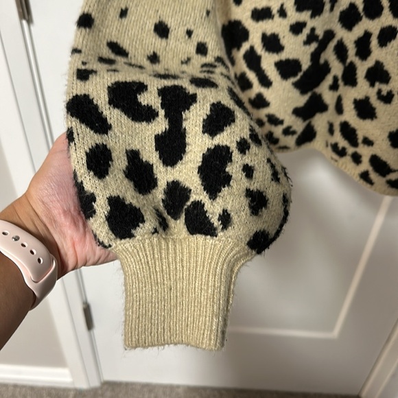 XS Kismet leopard print v neck sweater. Relaxed fit. Warm. - Picture 4 of 4